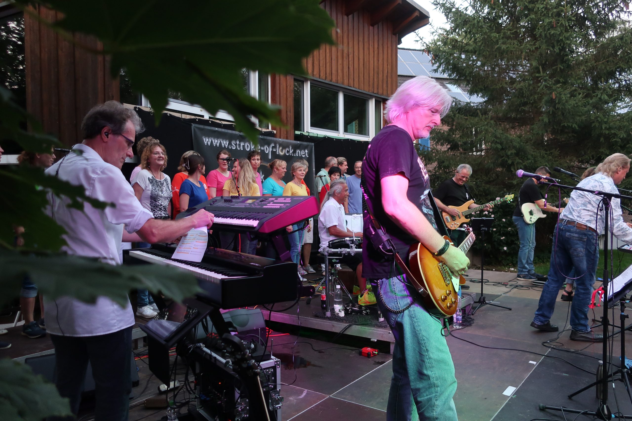 Die Band Stroke of Luck und der Chor Voicetoys gemeinsam auf der Bühne